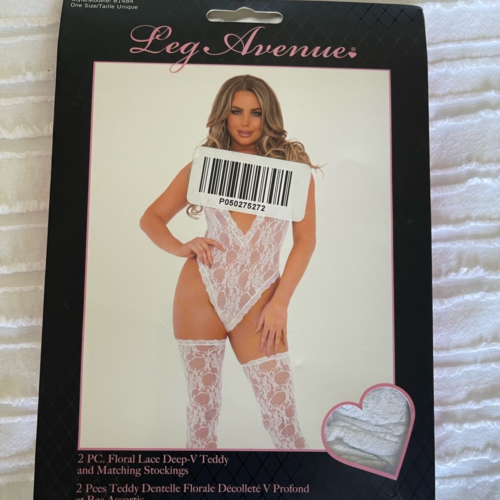 lingerie 2PC. Floral lace deep-V teddy and matching strockings